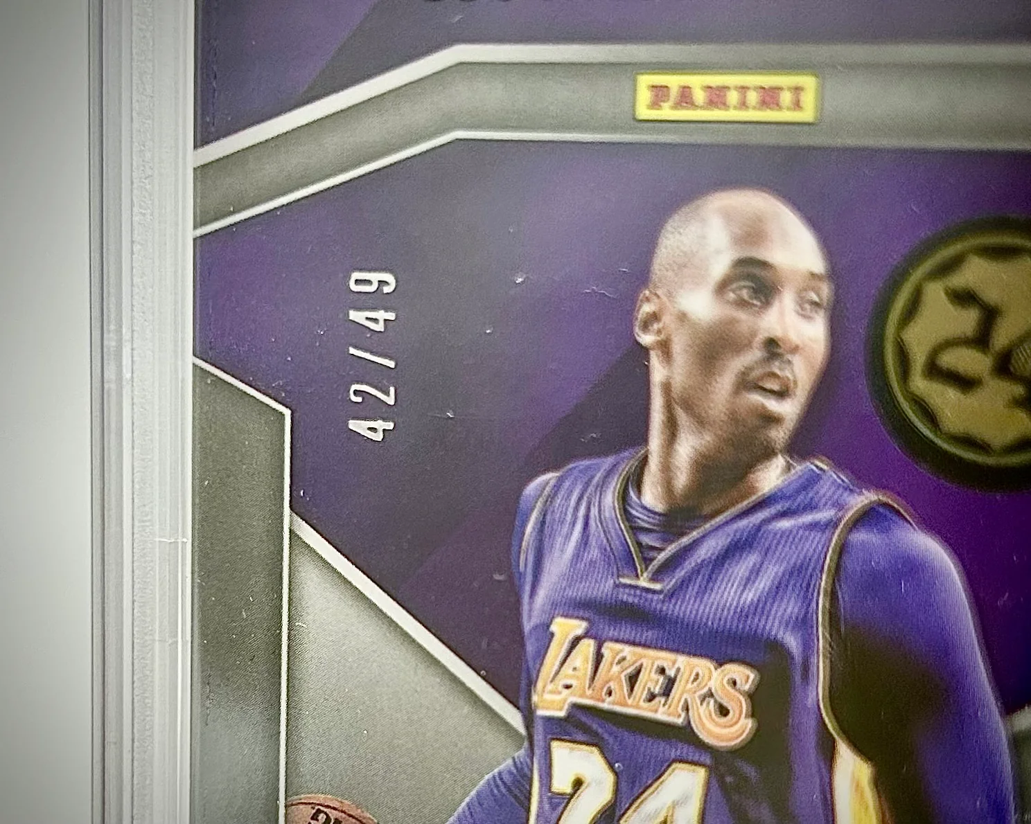 2018-19 Panini Spectra Illustrious Legends Signature /49: #IL-KBR Kobe Bryant (PSA 8) - Image 3
